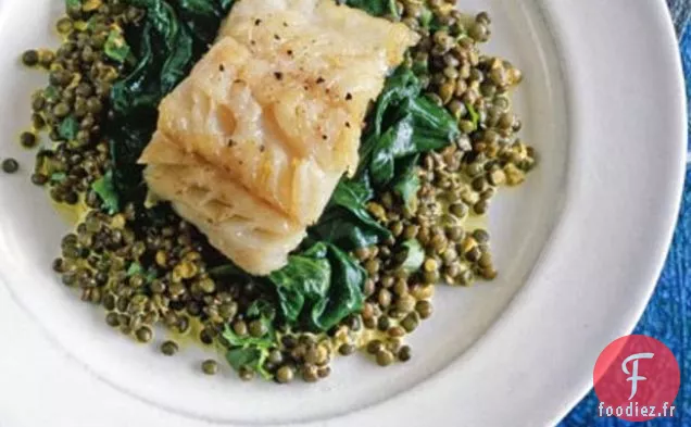 Lieu Jaune Rôti Avec Lentilles Épicées Et Crème À La Coriandre