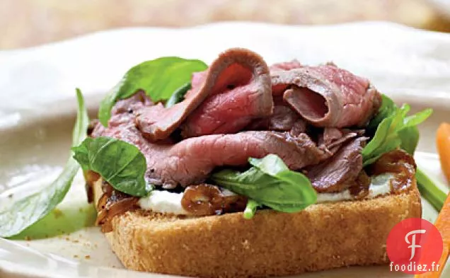 Sandwichs au Bœuf à Face Ouverte avec des Légumes Verts et de la Crème de Raifort