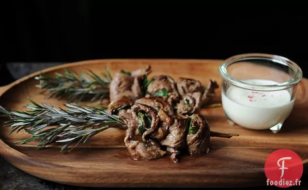 Brochettes De Boeuf Aux Herbes À La Crème De Raifort