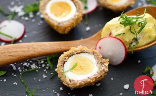 Oeufs De Charlatan Croustillants Avec Mayonnaise Au Radis