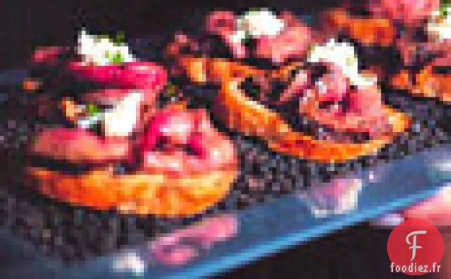 Steak en Croûte de Poivre et Crème de Raifort sur Crostini à l'Ail grillé
