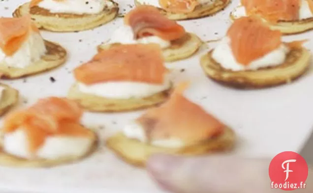 Blinis De Saumon Fumé À La Crème Fraîche et Au Raifort
