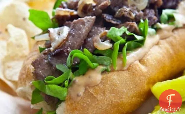 Sandwich Au Steak Grillé De Bobby Flay Avec Sauce Au Steak