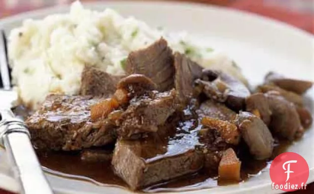 Steaks de Chuck Braisés à la Guinness avec Purée de Pommes de Terre au Raifort