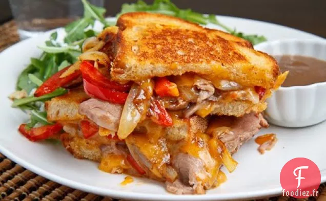 Sandwich au Fromage Grillé au Rôti de Bœuf avec Oignons Caramélisés, Poivrons et Raifort