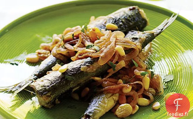 Sardines Poêlées avec Oignons Aigres-Doux, Pignons de Pin et Raisins Secs