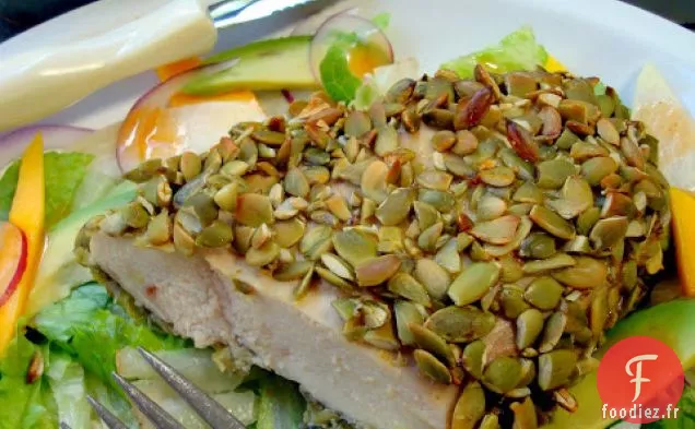 Salade De Poulet En Croûte Pepita Avec Vinaigrette Adobo Sucrée