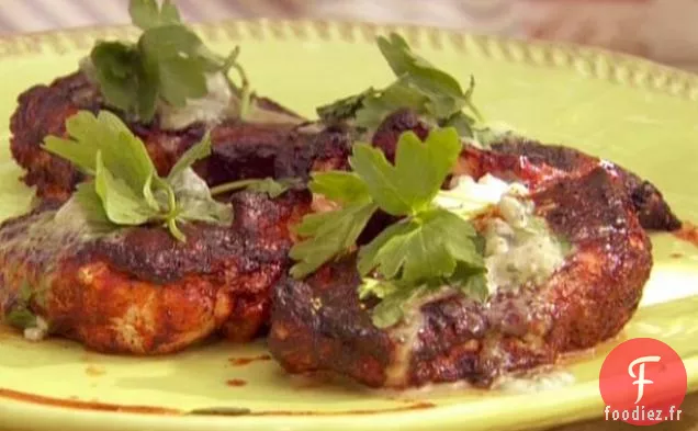 Poitrines de Poulet Coupées à la Française Grillées à la Buffalo avec Sauce au Fromage Bleu et Salade de Jicama et de Pastèque