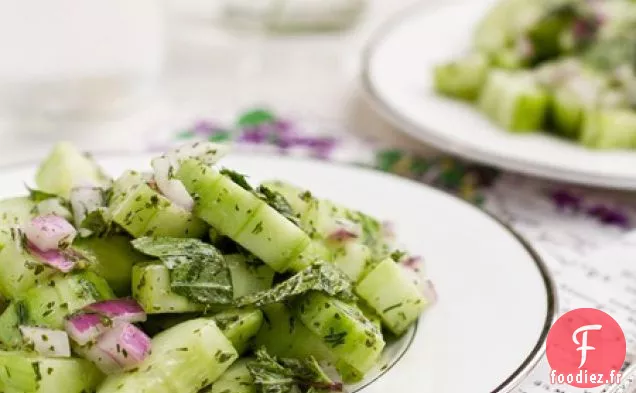 Salade De Concombre Rafraîchissante Avec Vinaigrette Crémeuse À La Menthe