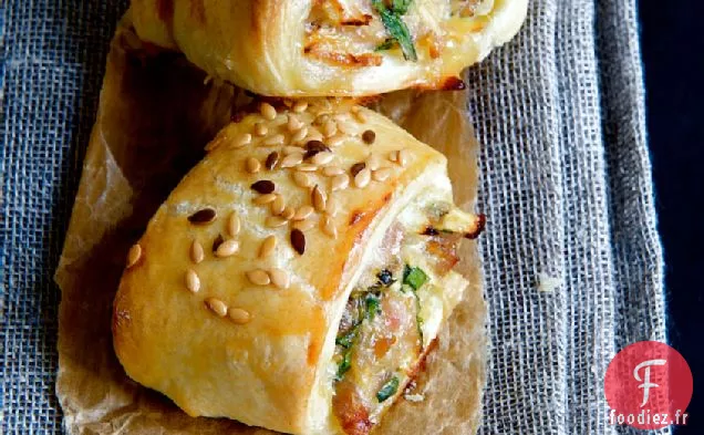 Soupe Crémeuse De Panais Avec Des Rouleaux De Saucisse De Perdrix Rouge