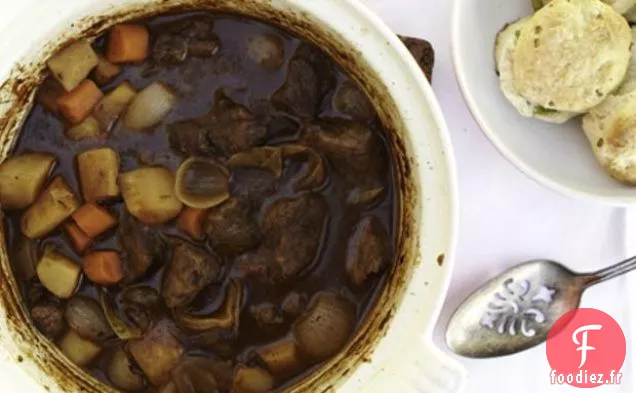 Ragoût De Bœuf Copieux Avec Des Biscuits Aux Oignons Verts