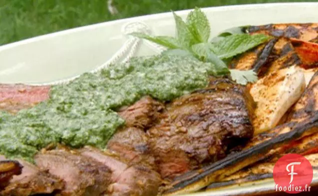 Steak de Flanc Grillé avec Mojo Menthe-Coriandre et Carottes et Panais Grillés