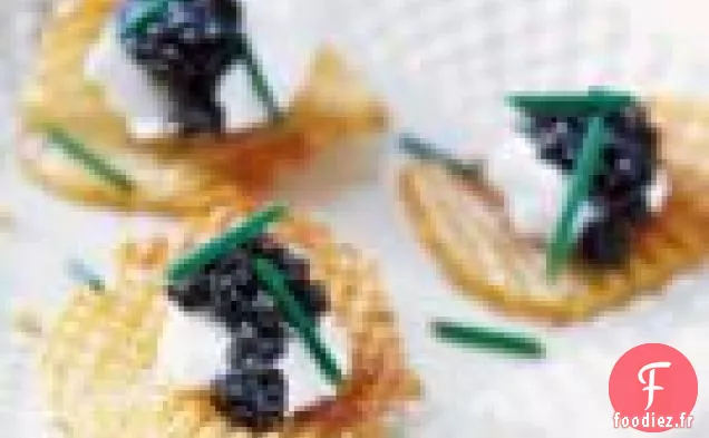 Pommes De Terre Gaufrettes Au Caviar Et À La Crème Fraîche