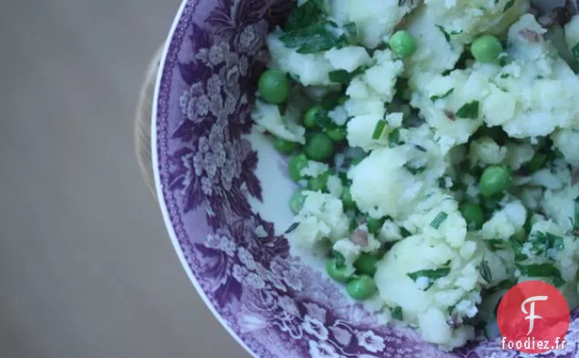Pommes De Terre Nouvelles Écrasées Avec Petits Pois Frais, Persil Et Ciboulette
