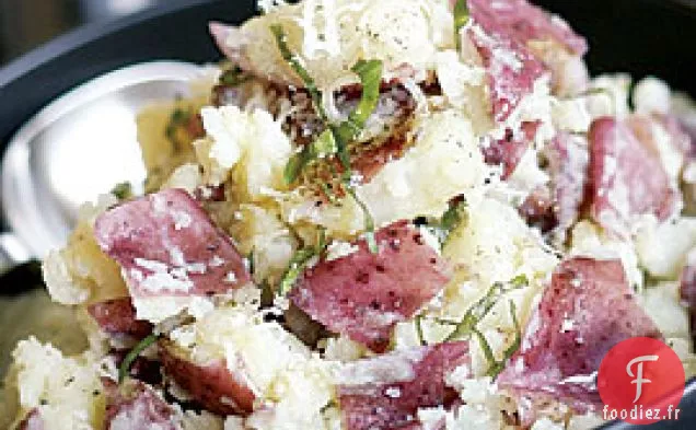 Pommes De Terre Rouges Écrasées Au Basilic Et Au Parmesan