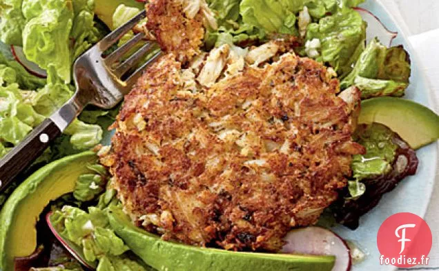 Gâteau de Crabe aux Herbes avec Salade de Radis et d'Avocat