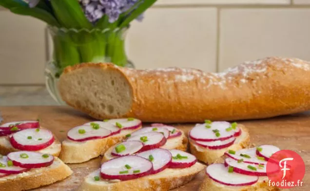 Baguette Coupée En Tranches Avec Beurre, Radis Et Sel De Mer