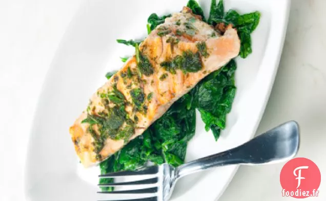 Saumon En Croûte De Moutarde Et Épinards Sautés