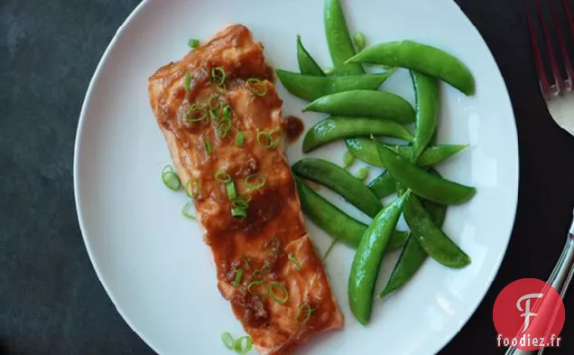 Saumon Rôti Avec Glaçage Au Miso Et Petits Pois Sucrés