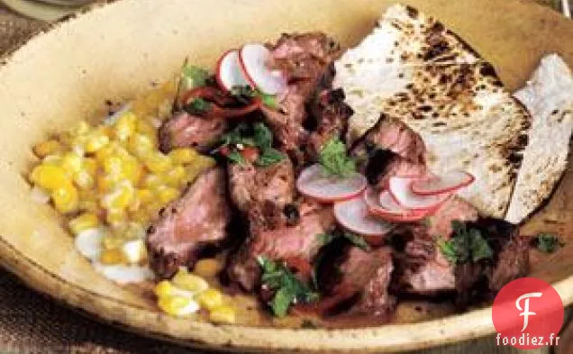 Steak Grillé Avec Sauce À La Coriandre Et Maïs À La Crème