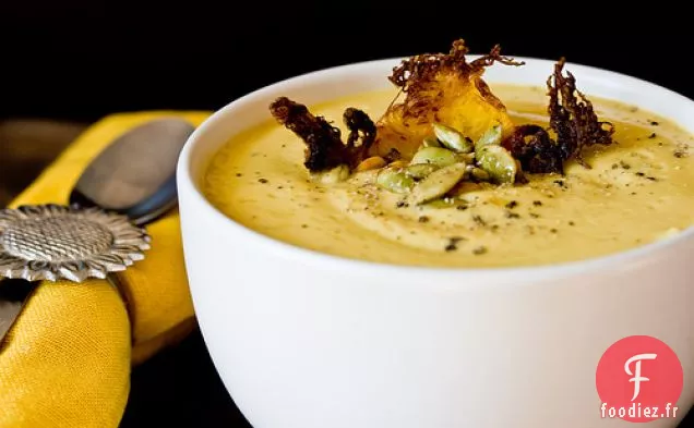 Soupe De Pommes De Terre Suédoises Avec Courge Spaghetti Frite Et Pepitas Grillées