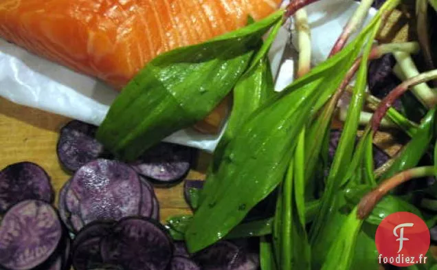Saumon En Croûte De Pacanes Avec Rampes Sautées Et Pommes De Terre Violettes