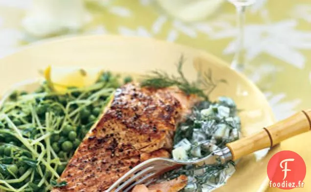 Saumon Aux Petits Pois, Vrilles De Pois Et Sauce À L'Aneth Et Au concombre