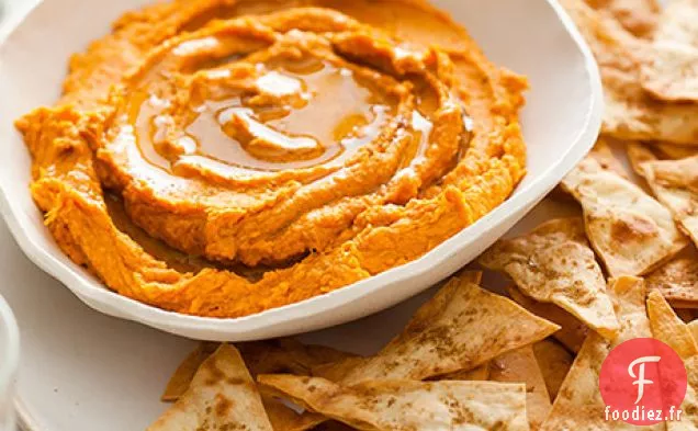 Croustilles De Houmous De Patate Douce Épicées Et De Pain Plat Au Cumin
