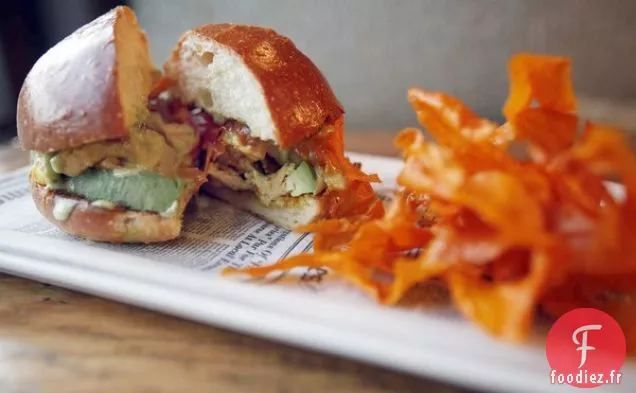 Sandwich À La Dinde Avec Patates Douces Frites Et Aïoli