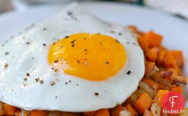 Œufs au Plat et Hachis de Bacon de Patate Douce