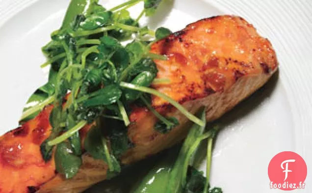 Saumon avec Glaçage au Piment Doux, Pois Sucrés et Vrilles de Pois
