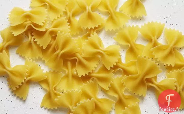 Noeuds papillon au Pesto, à la Feta et aux tomates Cerises