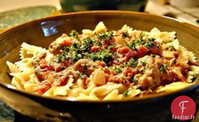 Noeuds Papillon Avec Saucisse, Tomates Et Crème