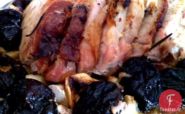 Longe De Porc Rôtie Avec Farce Aux Pommes, Oignons Et Prunes Séchées