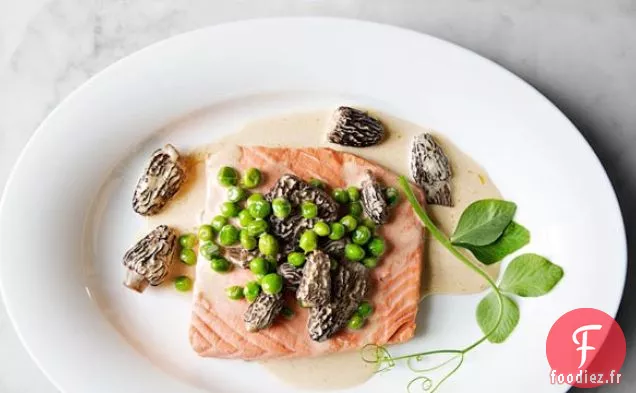 Saumon Sauvage Poché aux Petits Pois et Morilles