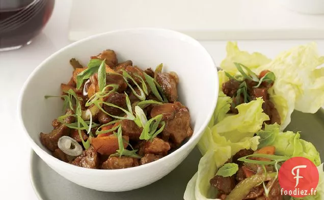 Porc Sauté aux Cinq Épices avec des tasses de laitue