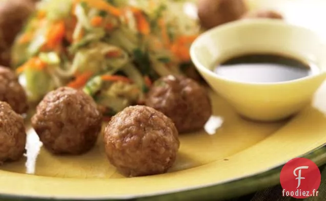 Boulettes De Viande Asiatiques Avec Salade De Concombre-Carotte