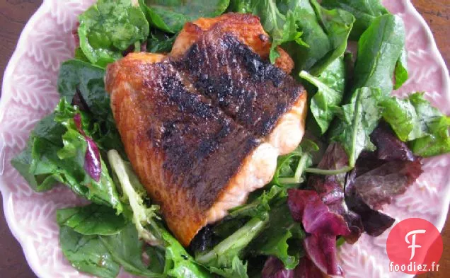 Salade de Saumon Glacé à l'Érable avec Vinaigrette Chaude au Miel