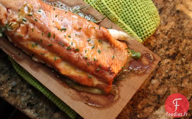 Saumon En Planches De Cèdre Avec Glaçage À La Moutarde À L'Érable