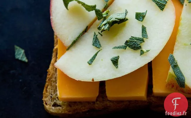 Sandwich Au Fromage Grillé Aux Pommes Et À La Sauge
