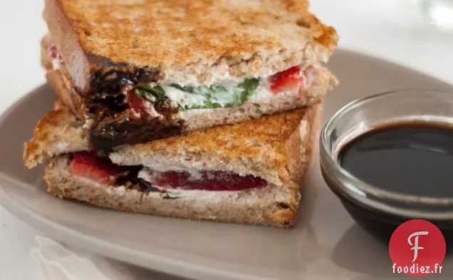 Panini Aux Fraises, Basilic Et Fromage De Chèvre