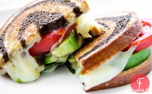 Sandwich au Provolone Grillé et au Basilic Végétarien