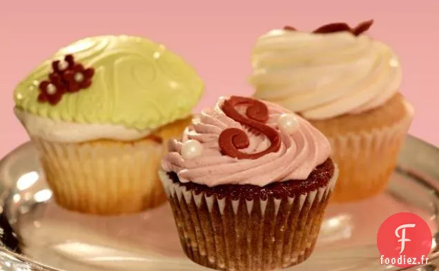 Cupcakes aux Amandes Fourrés à la Tequila aux Myrtilles, garnis de Pâte d'Amande et de Glaçage au Fromage à la Crème aux Baies d'Açai