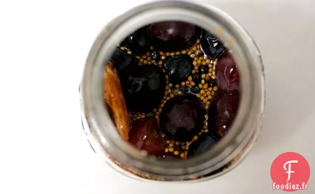 Raisins Marinés À La Cannelle Et Au Poivre Noir