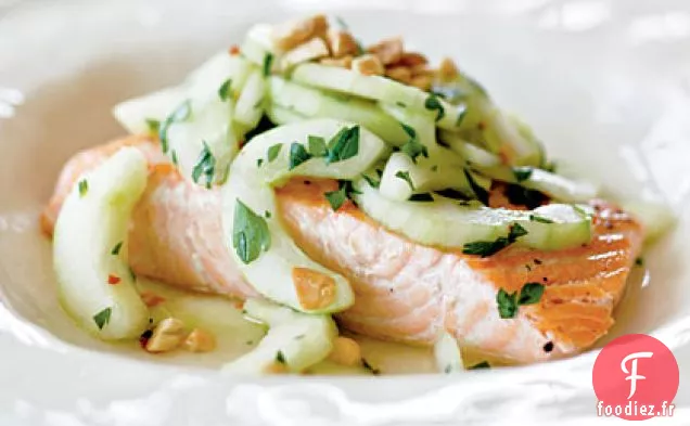 Saumon avec Salade de Concombre Épicée et Arachides