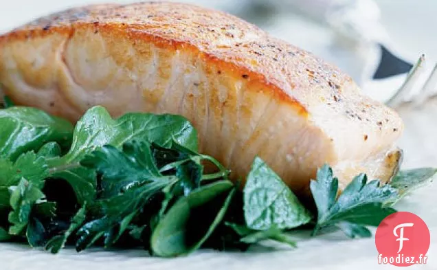 Saumon Croustillant avec Salade d'Herbes