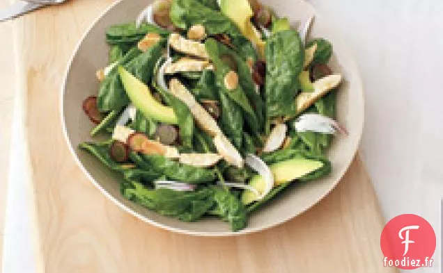 Salade De Poulet Aux Raisins, Avocat Et Amandes Sur Épinards