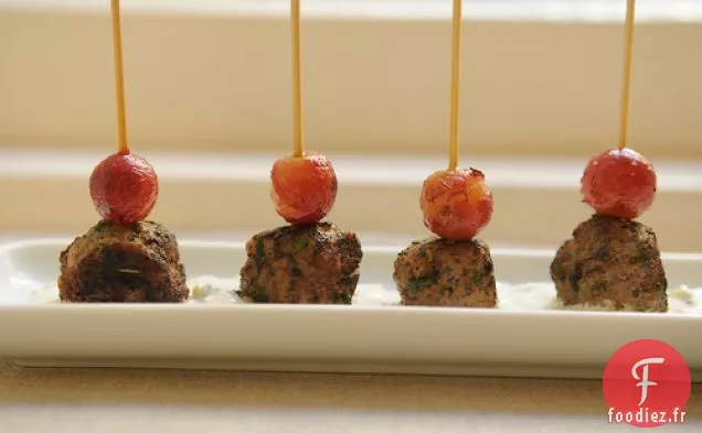 Boulettes De Viande À La Kefta Avec Raisins Grillés Et Sauce Au Yogourt