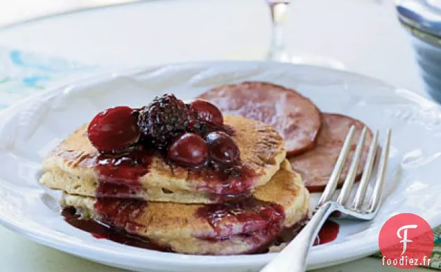 Gâteaux Chauds aux Amandes et au Babeurre avec Sauce Mûre-Raisin