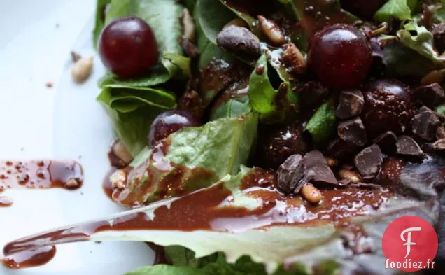 Salade Printanière Avec Vinaigrette À La Cardamome Au Chocolat Noir